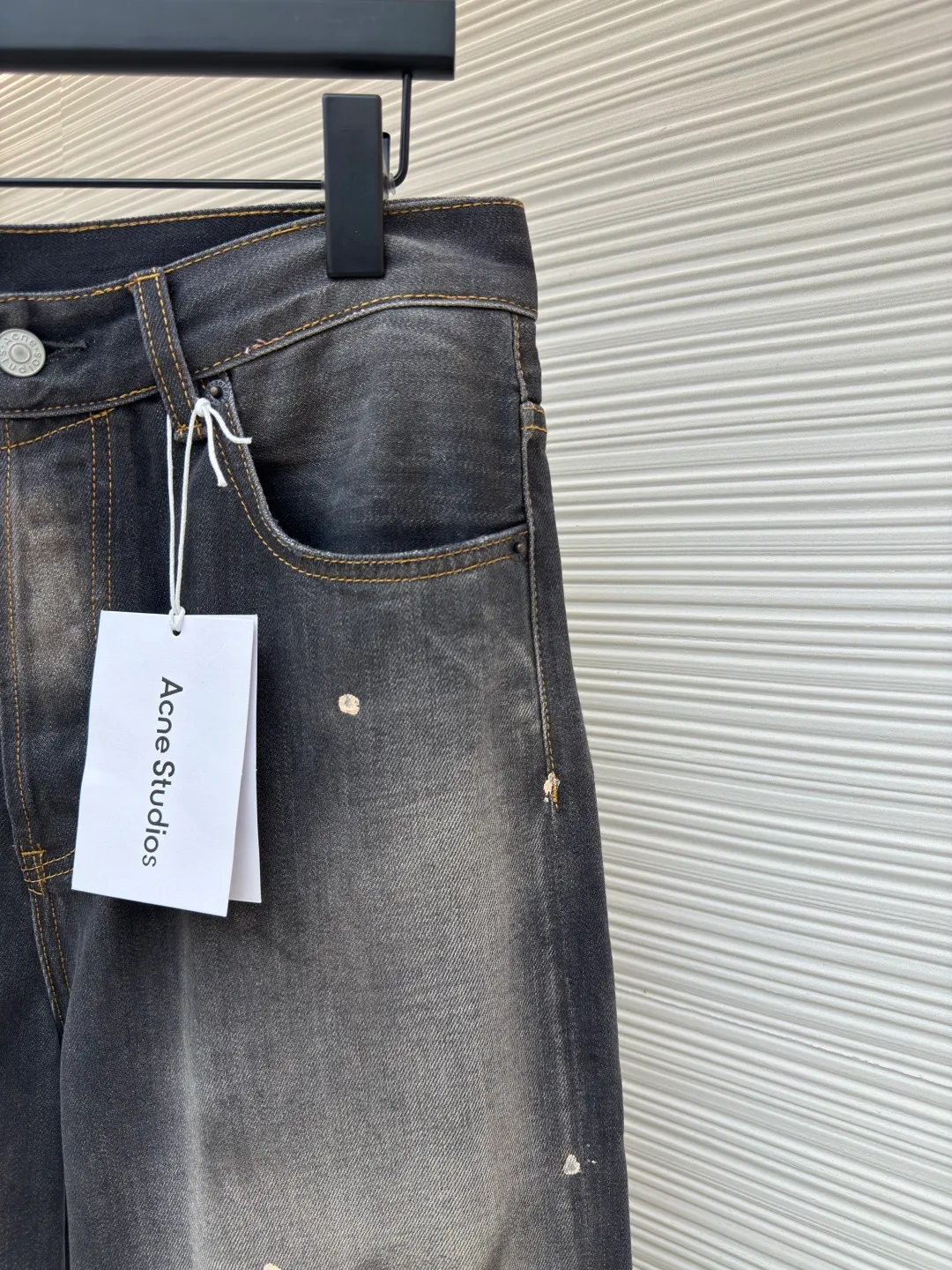 Acne Studios washed ink-splashed straight jeans ●Authentic product: Purchased and developed by 2859 ●Item number: 1680279-A75 ●Fabric: denim fabric ●Technology: Painting process ●Weight: about 780 grams ●Version: Fitted version ●Size: 30-31-32-33-34 ●Description: Made of denim fabric imported from Japan, which is characterized by high density and thick yarn, so it has strong wear resistance and tensile strength It also has softness. With the passage of time and frequent wearing, denim fabric will gradually become softer. After special dyeing and finishing processes to fit the body, denim fabric also has good color fastness and washability. It can withstand multiple washings without fading easily. The hand-painted ink splash design takes up to 30 minutes to paint a finished product. The daily output is limited. The work process is very cumbersome. After painting, it is washed and aged. It is an important process to give the denim fabric a retro and aged effect, showing a natural Uneven fading effect. Customized genuine leather label. Pink thread is used for marking the back pocket in details. The overall wiring is straight and delicate. The fabric is comfortable and soft. The color is consistent and no color difference. It can be matched with the same style to create a fashionable look and control various occasions. Customized accessories. Complete three labels. Same style for men and women!